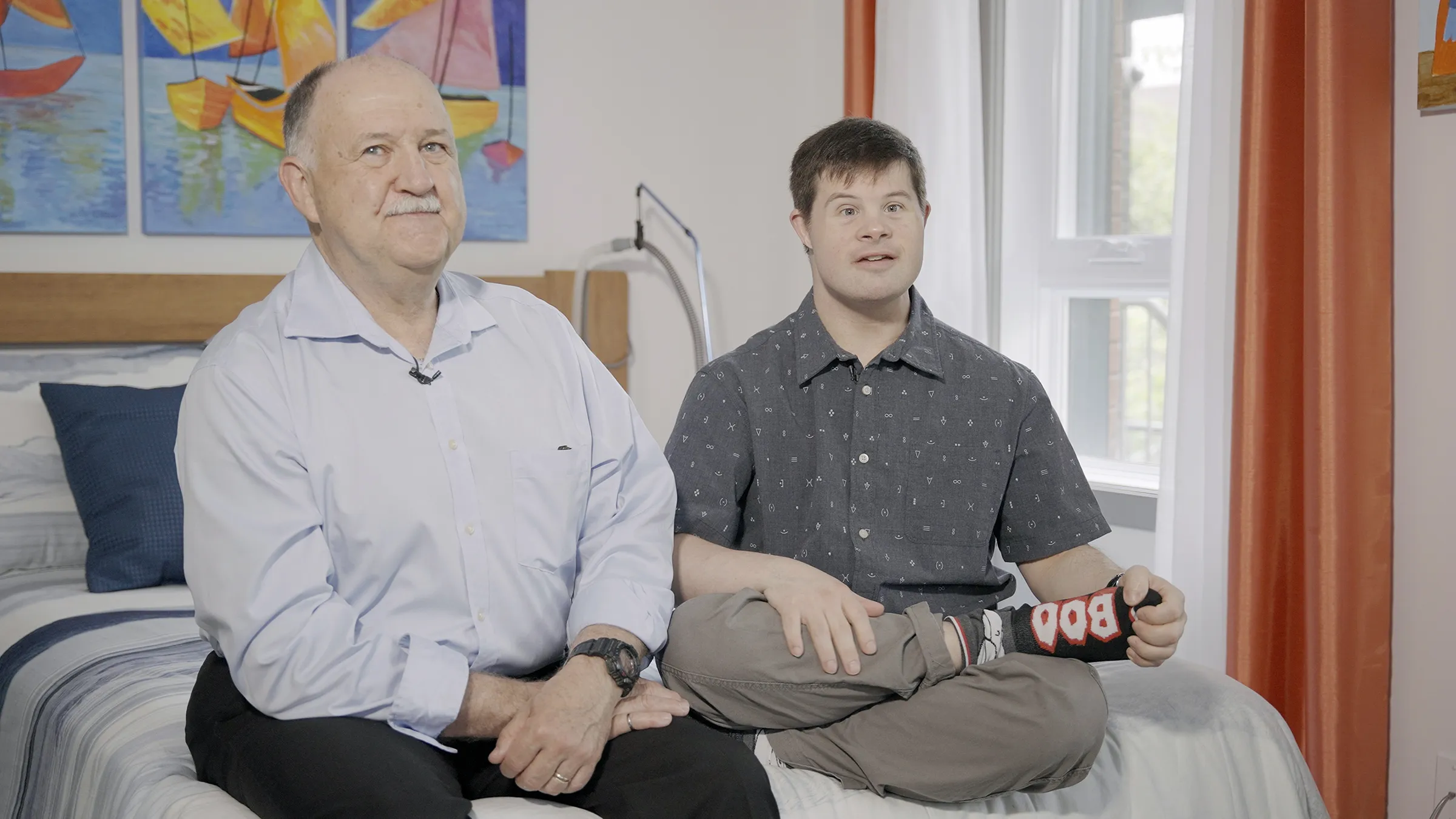Photo de Marc et Daniel, assis dans le logement de Marc