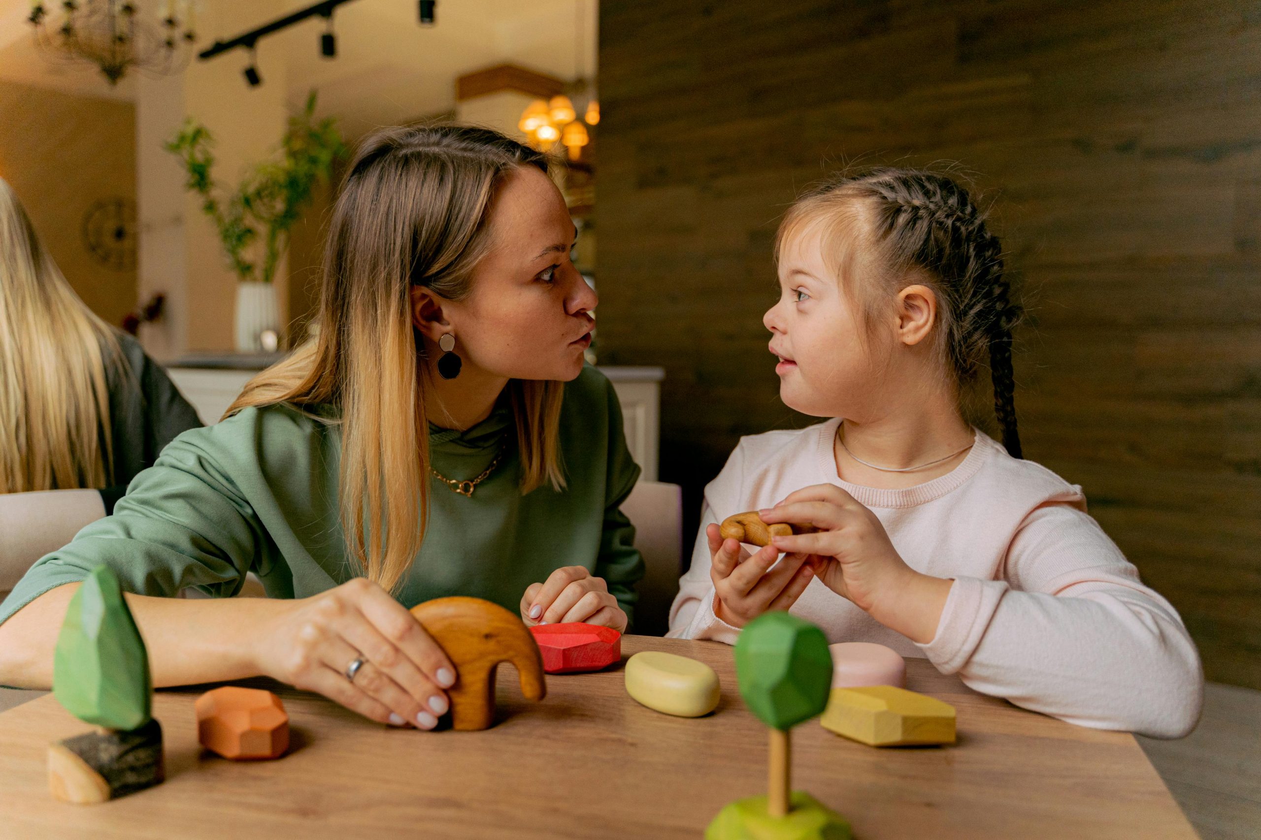 Stimulation précoce : une enfant fait des jeux avec une intervenante afin de la stimuler