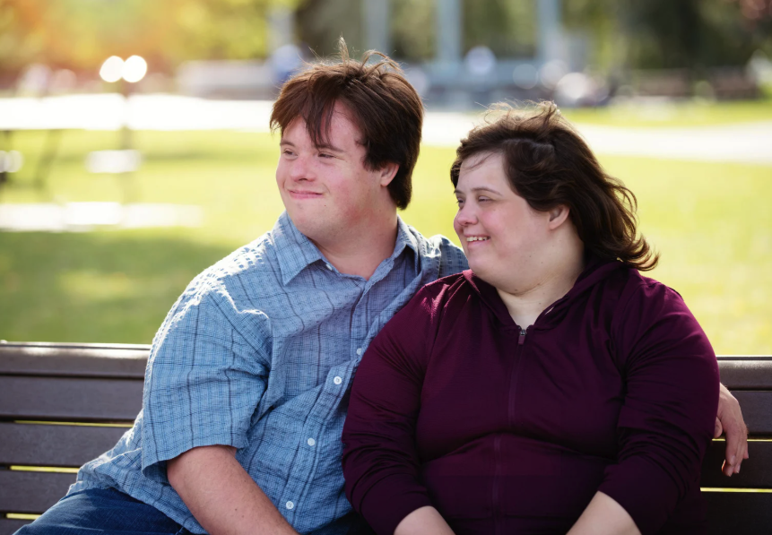 services aux 21 ans et plus : un couple regarde au loin