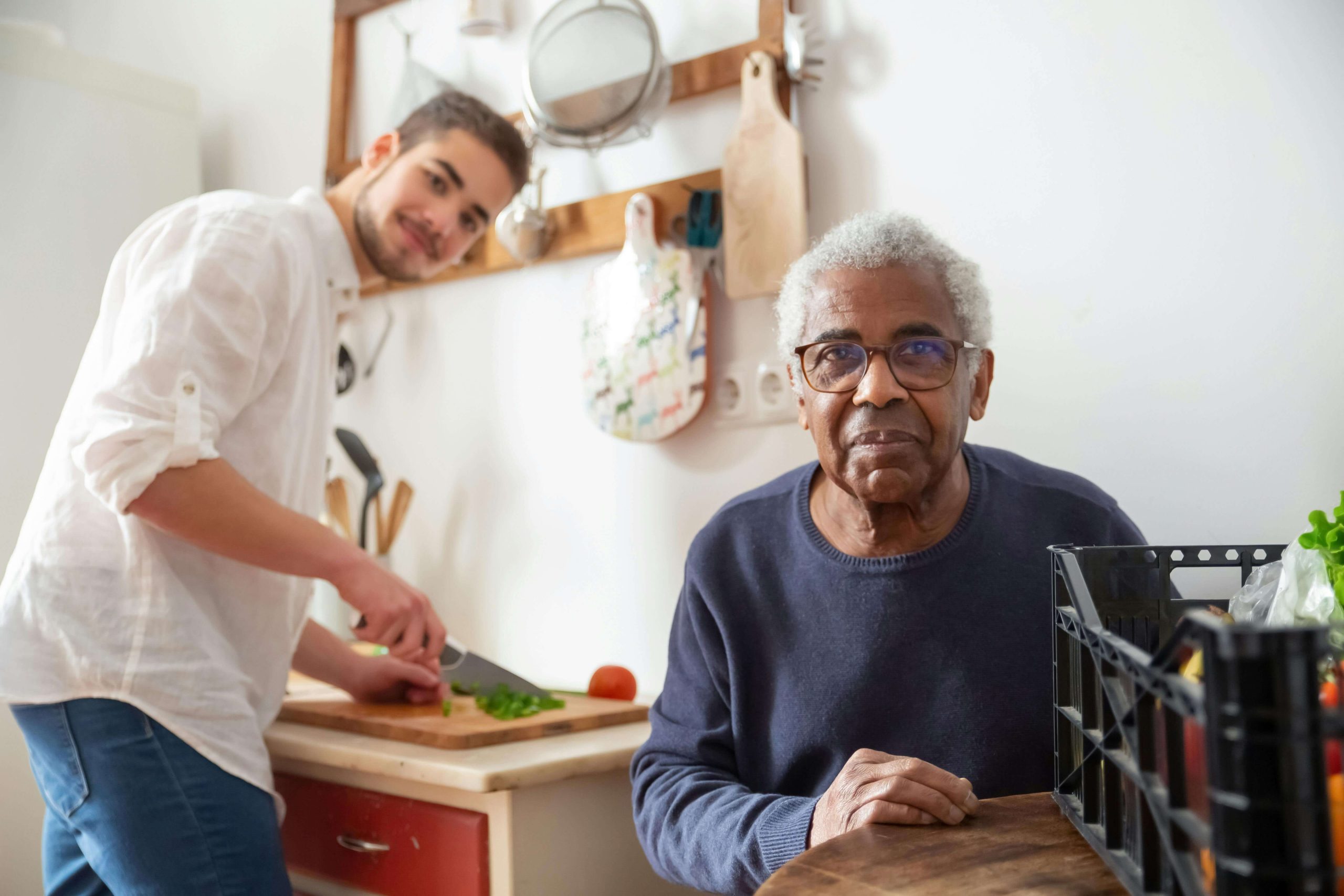 Services à domicile : un intervenant offre du soutien à un homme qui a une DI à domicile