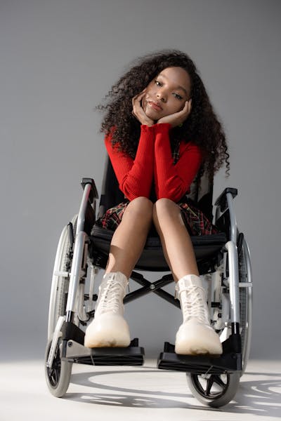 intersectionalité : une jeune femme noire ayant une DI en fauteuil roulant