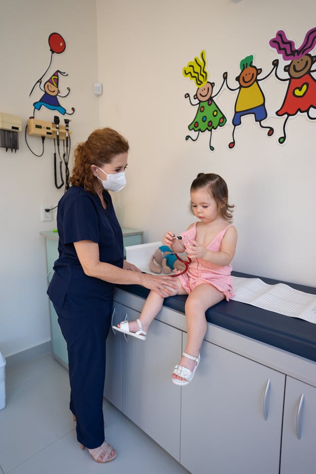 Évaluation diagnostiques : Une enfant en compagnie d'une pédiatre