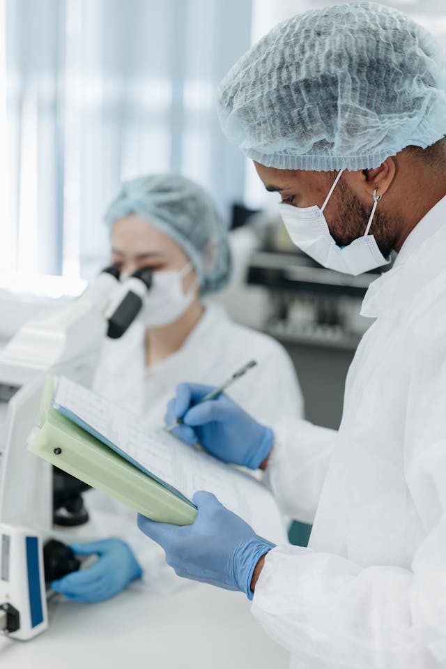 Dépistage prénatal : deux techniciens en génétique travaillent dans un laboratoire
