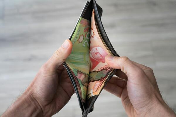 Lutte à la pauvreté : un porte-monnaie avec de la monnaie canadienne à l'intérieur