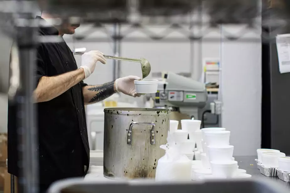 En savoir plus sur Quand 4,5 milliards séparent la dignité du manque