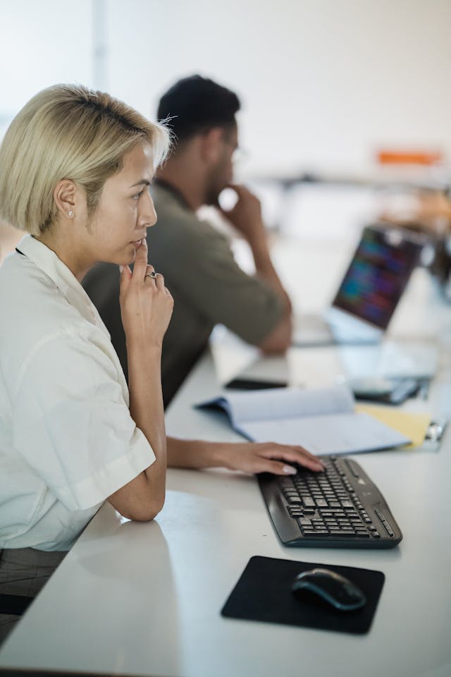 Deux employés de bureau devant leur ordinateur
