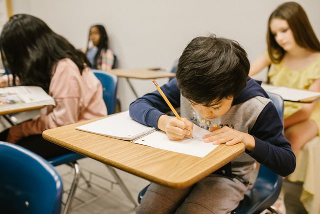Élève fait un examen dans une classe