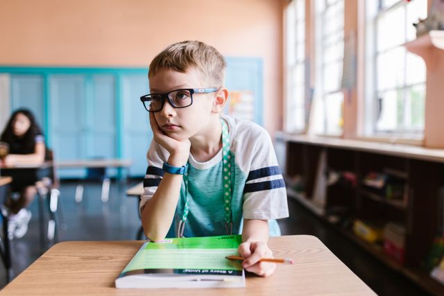 Un élève écoute attentivement en classe